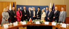 Wizyta delegacji niemieckiej w Opolskim Urzędzie Wojewódzkim. Zdjęcie przedstawia Wojewodę Opolskiego oraz wszystkich uczestników spotkania. 