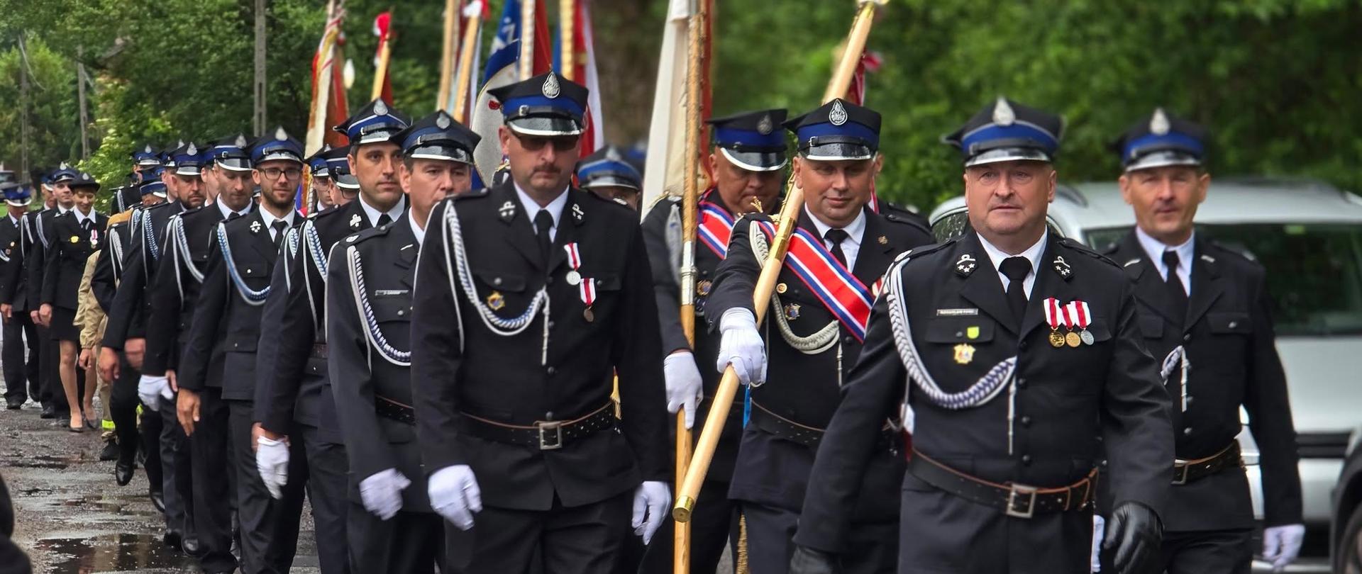 Na zdjęciu defilada pododdziałów z okazji 120-lecia Ochotniczej Straży Pożarnej w Rydzynach.