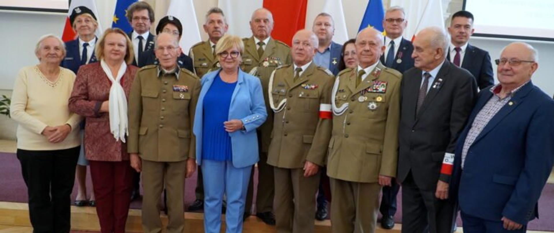 Zdjęcie przedstawia wojewodę podkarpackiego wraz z kombatantami