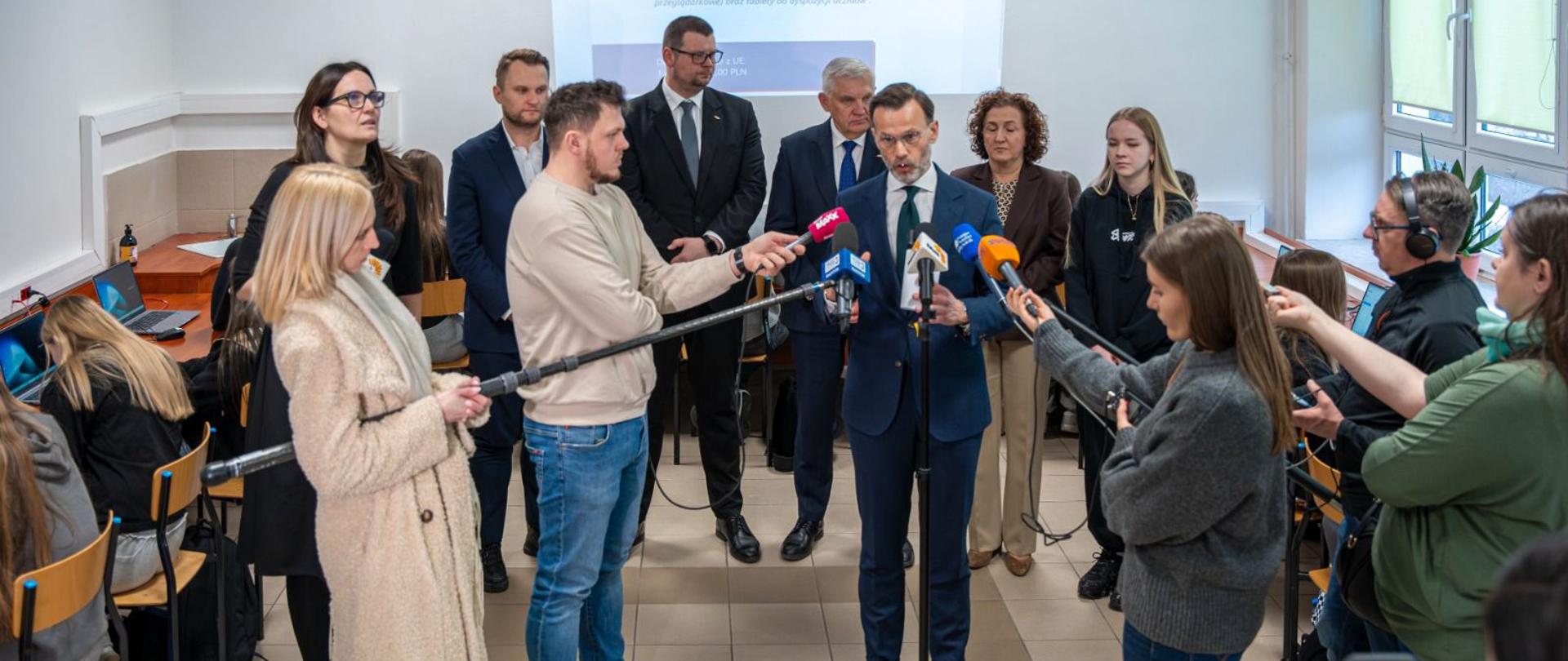 Do białostockich szkół trafiło ponad 5 tysięcy przenośnych komputerów sfinansowanych z Krajowego Planu Odbudowy i Wzmacniania Odporności