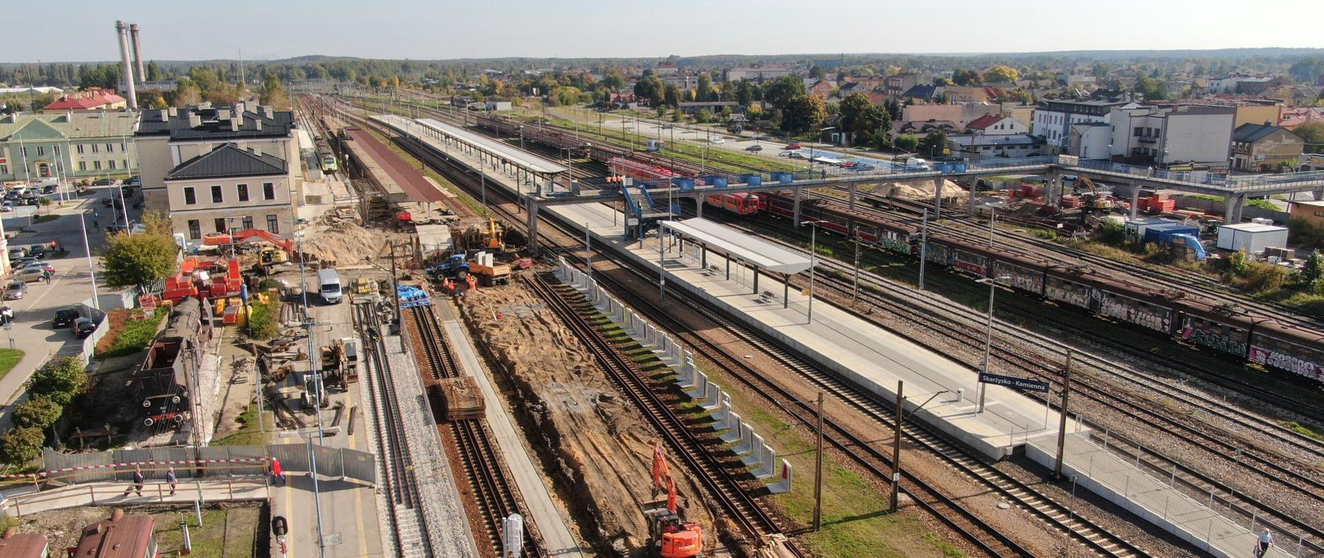 Widok z góry na prace budowlane przy stacji Skarżysko-Kamienna