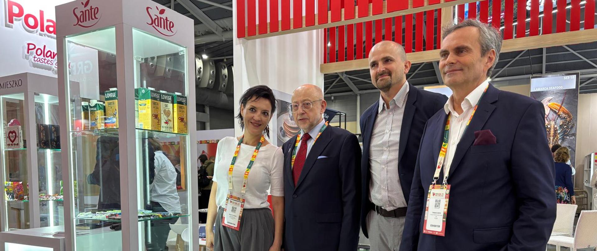 FHA 2025 - polskie stoisko - Ambasador RP, Tadeusz Chomicki z przedstawicielami polskich firm.