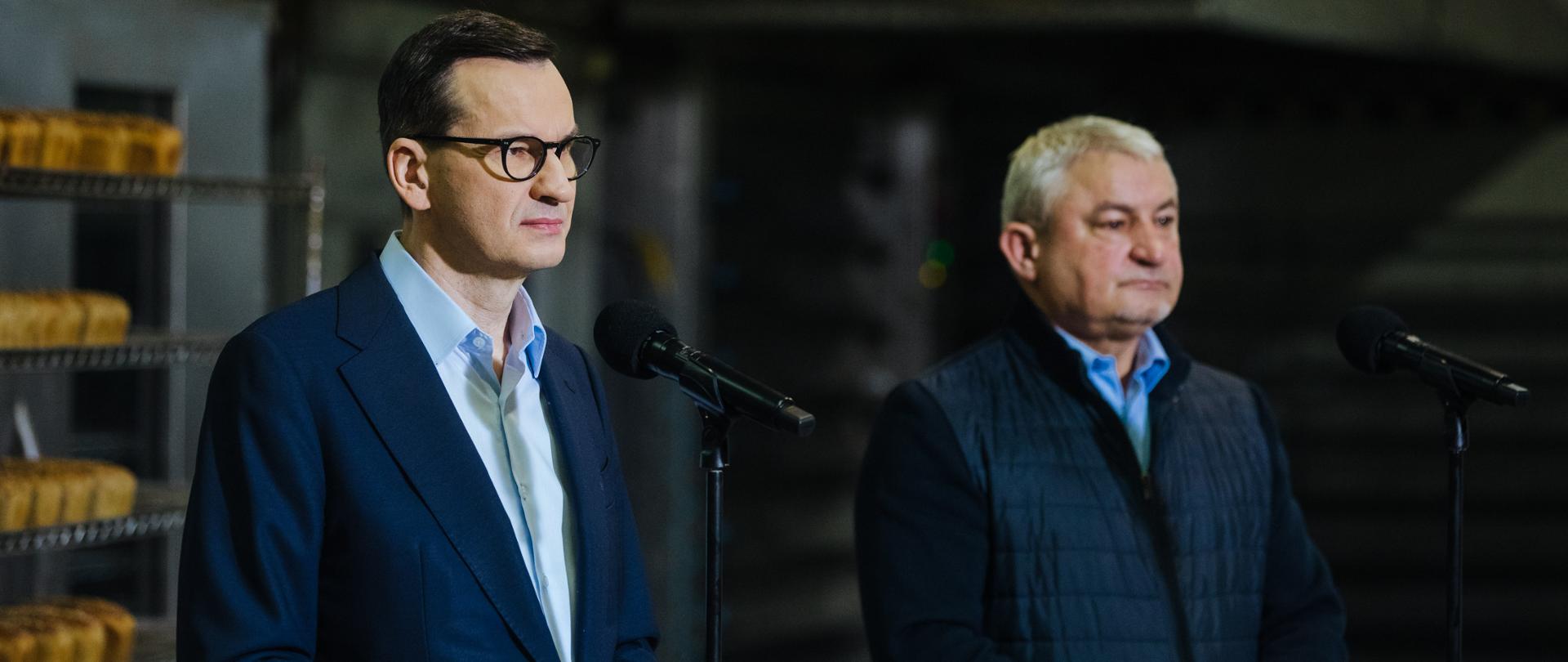 Prime Minister Mateusz Morawiecki during a visit to the "Żytnia" bakery in Dąbrówka.