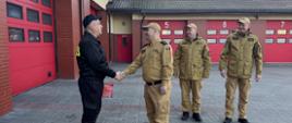 Na zdjęciu Jubileusz 30-lecia służby i pracy - Jubilat przyjmuje gratulacje od Zastępcy Dowódcy JRG 