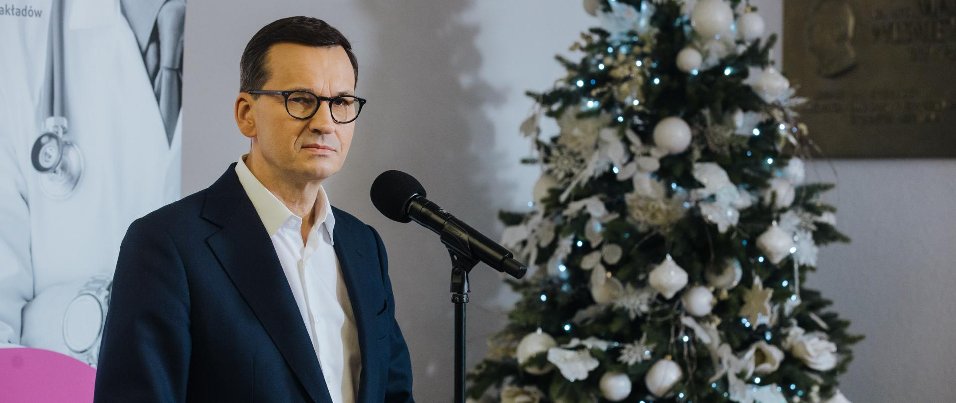 Premier podczas konferencji prasowej.