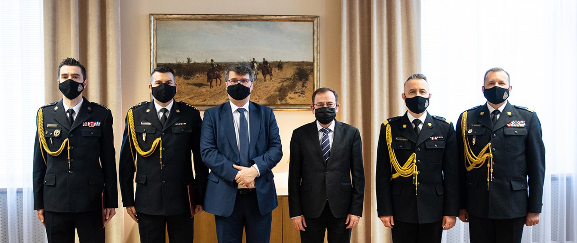 Na zdjęciu widać pozujących do zdjęcia m.in. ministra Mariusza Kamińskiego, wiceministra Macieja Wąsika, st. bryg. dr inż. Mariusza Feltynowskiego oraz nadbryg. mgr Andrzeja Bartkowiaka.