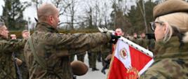 Moment przysięgi nowych żołnierzy WOT