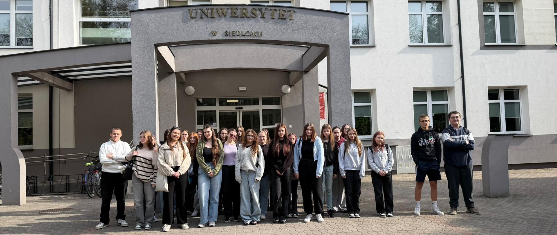 Uczniowie ZSCKR przed budynkiem uczelni 