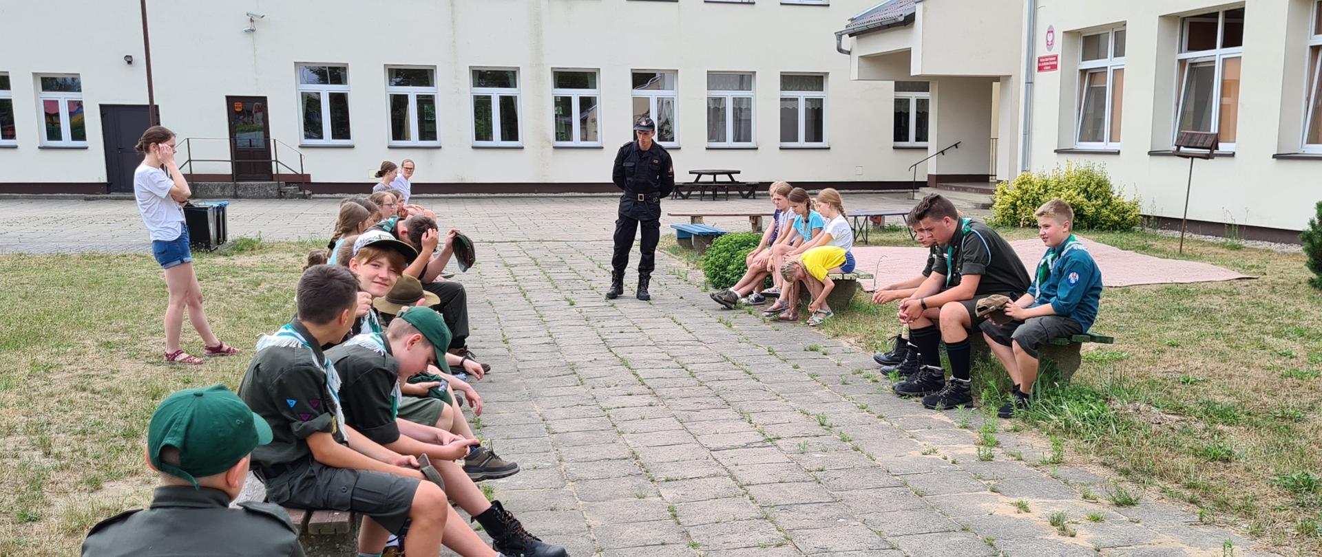 Przekazanie przez funkcjonariusza informacji na temat bezpieczeństwa podczas obozu w obiekcie Publicznej Szkoły Podstawowej w Zakrzewie 