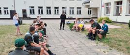 Przekazanie przez funkcjonariusza informacji na temat bezpieczeństwa podczas obozu w obiekcie Publicznej Szkoły Podstawowej w Zakrzewie 