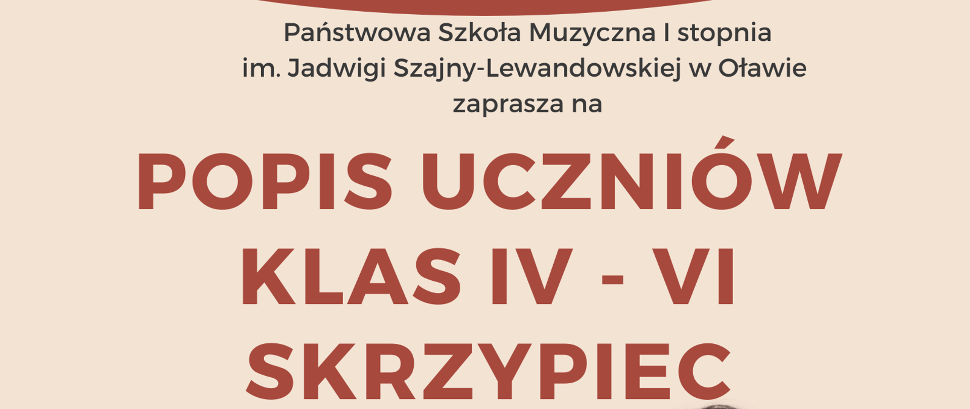 Plakat na beżowym tle. Na środku strony informacje o terminie i miejscu popisu klas IV-VI skrzypiec Pani Marii Surówki. W prawym dolnym rogu dziewczynka w białej koszuli stoi i gra smyczkiem na brązowych skrzypcach. 