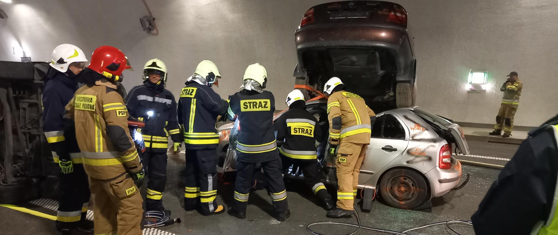 Zdjęcie przedstawia strażaków podczas cwiczeń Tunel S7
