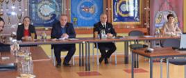 Sala konferencyjna Komendy Miejskiej PSP w Wałbrzychu, . Na zdjęciu przedstawiciele miasta i powiatu wałbrzyskiego oraz Komendant Miejski PSP w Wałbrzychu.