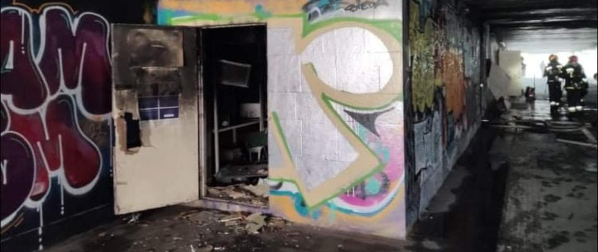 Na zdjęciu widoczne jest pomieszczenie, w którym miał miejsce pożar.