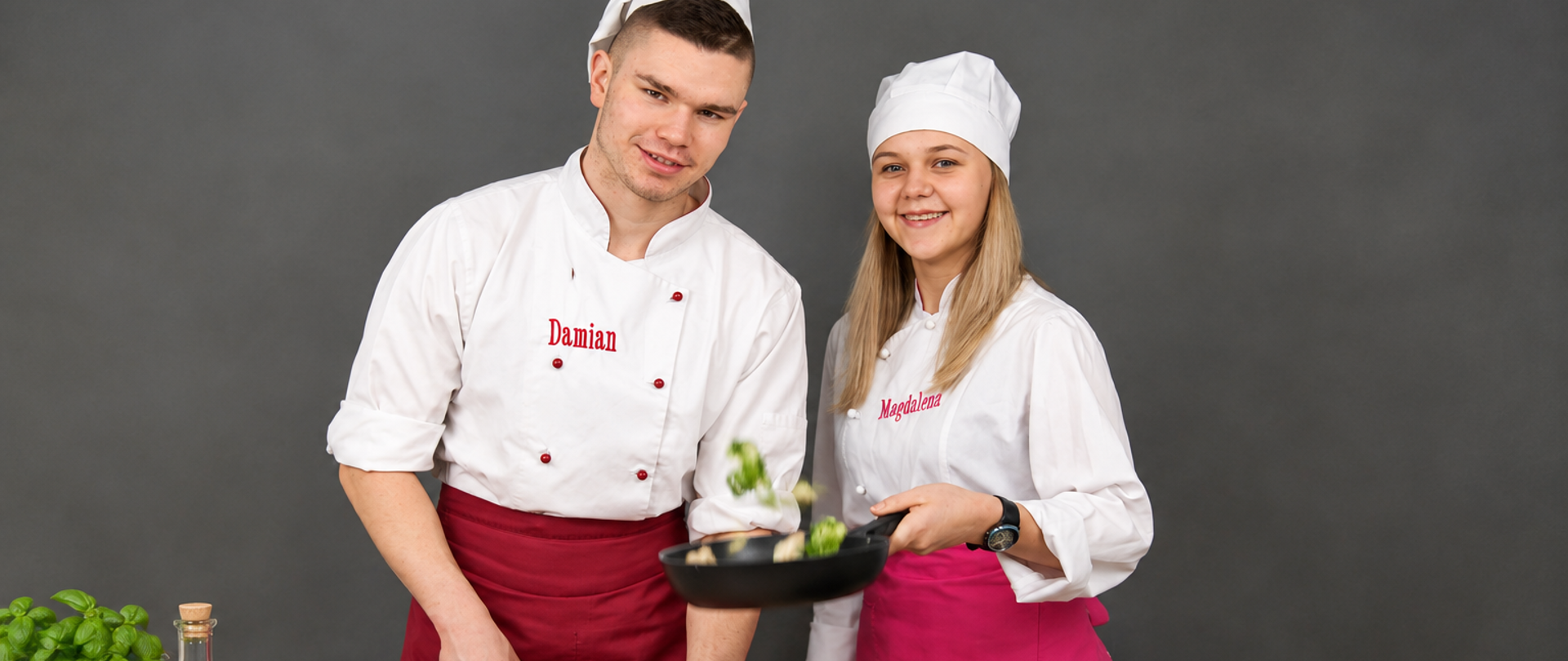 Zdjęcie przedstawiające chłopaka i dziewczynę, którzy gotują