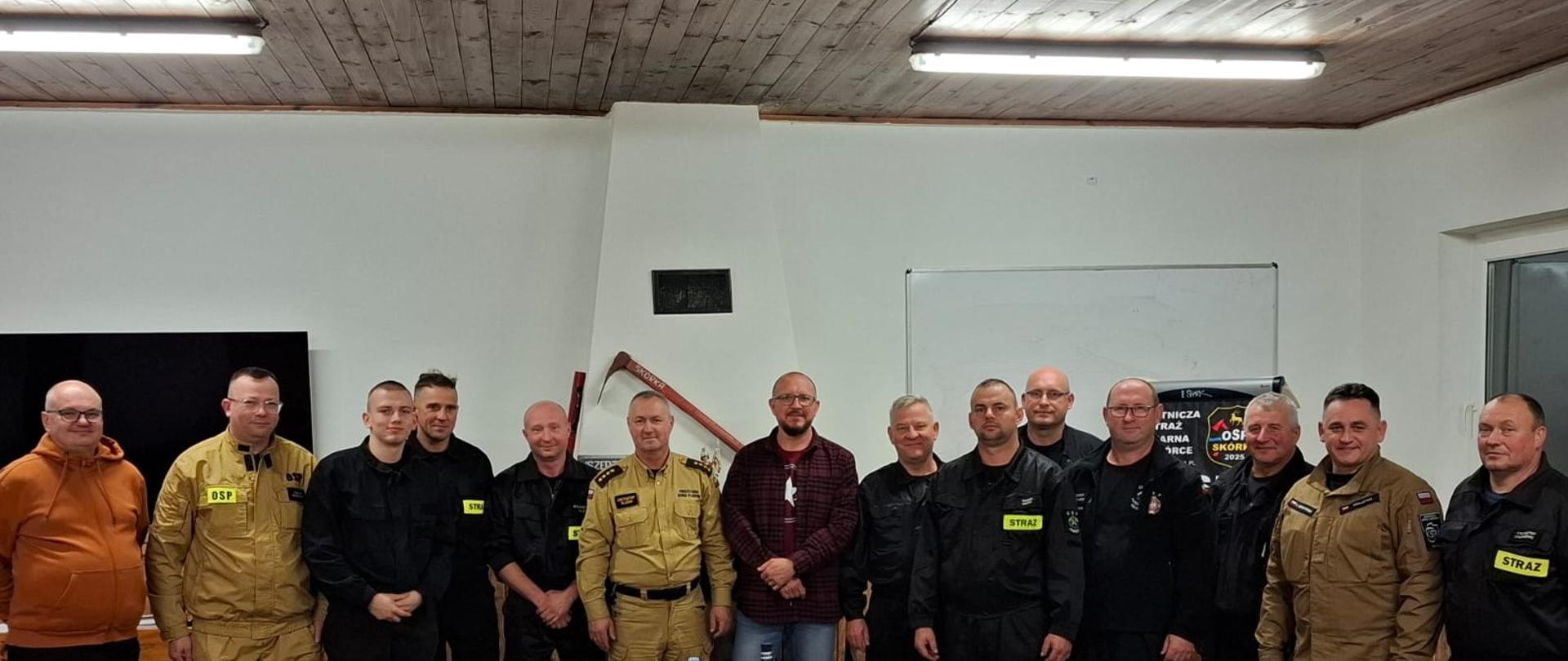 Strażacy w szeregu zdjęcie wspólne