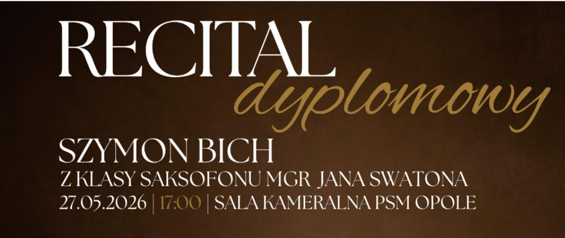 Plakat o eleganckiej kompozycji na ciemnobrązowym, cieniowanym tle. Głównym elementem graficznym jest fotografia młodego, uśmiechniętego artysty w czarnej koszuli, trzymającego w dłoniach dwa złote saksofony – jeden o prostej budowie (sopranowy), a drugi klasycznie zakrzywiony. W lewym górnym rogu znajduje się biało-złoty tytuł „RECITAL dyplomowy” oraz informacje o występie. Po prawej stronie wypisano złotą czcionką nazwisko akompaniatorki oraz program. Na samym dole, drobnym drukiem, dodano informacje o artystach gościnnych i prowadzącej wydarzenie.