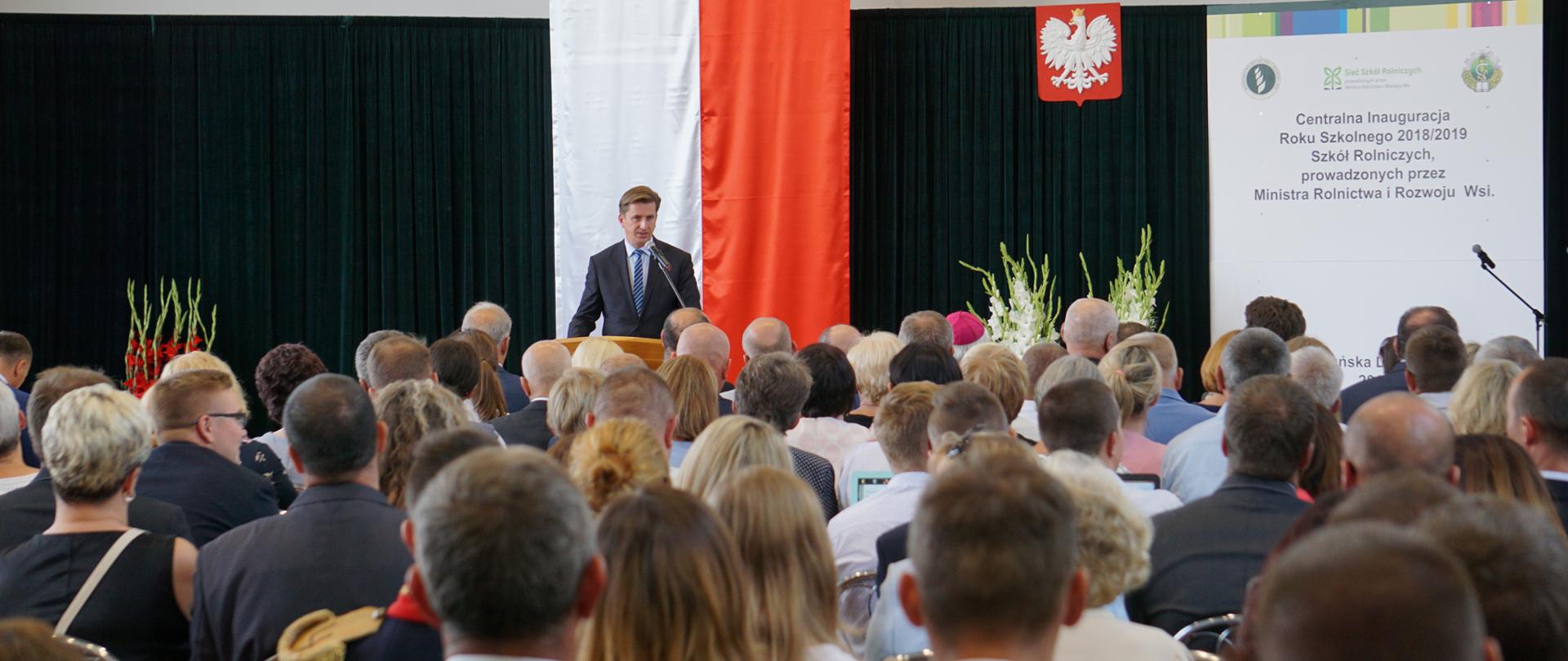 Wiceminister Rafał Romanowski podczas uroczystej inauguracji roku szkolnego