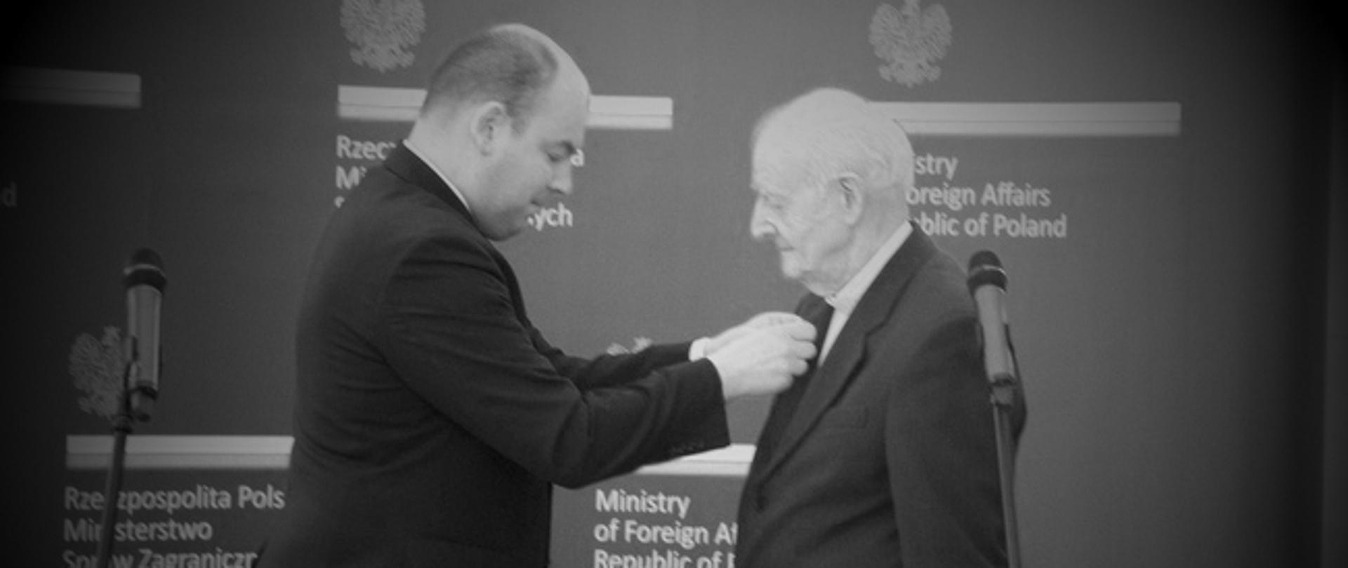 ks. prof. Roman Dzownkowski otrzymujący medal Bene Merito