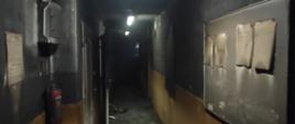 Zdjęcie przedstawia korytarz w zakładzie produkcji mebli POLMEX w Gryfowie Śląskim po pożarze