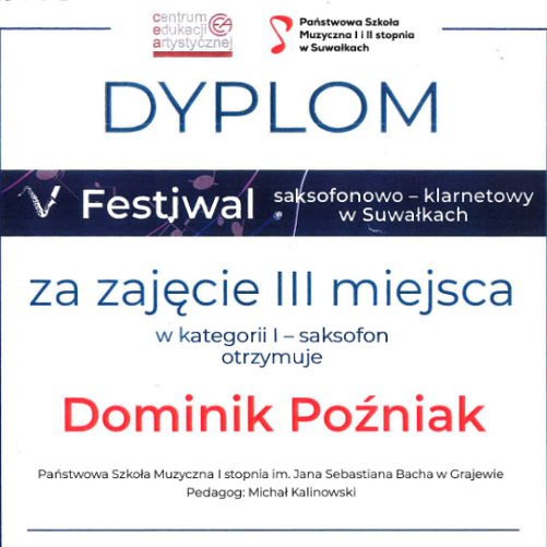 Zdjęcie przedstawia dyplom Dominika Poźniaka za zajęcie trzeciego miejsca na V Festiwalu Saksofonowo-Klarnetowym. Na górze logotypy Centrum Edukacji Artystycznej oraz Państwowej Szkoły Muzycznej I i II stopnia w Suwałkach. 