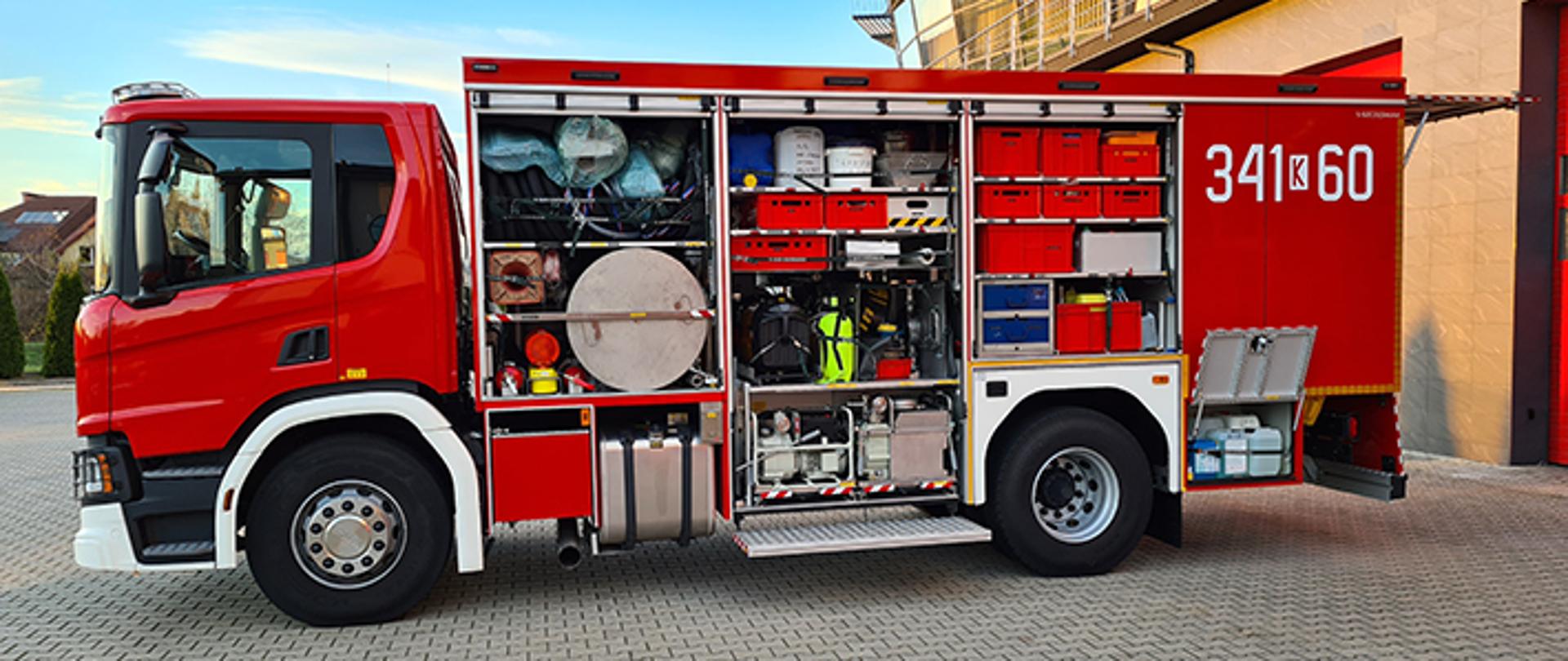 Ciężki samochód ratownictwa chemicznego. W otwartych skrytkach widoczny specjalistyczny sprzęt ratowniczy