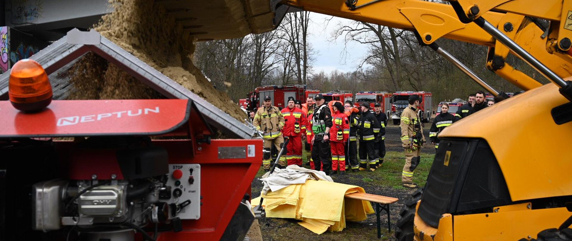 Ćwiczenia powodziowe "Rusałka 2022" - zasypywanie dozowarki materiałów sypkich.