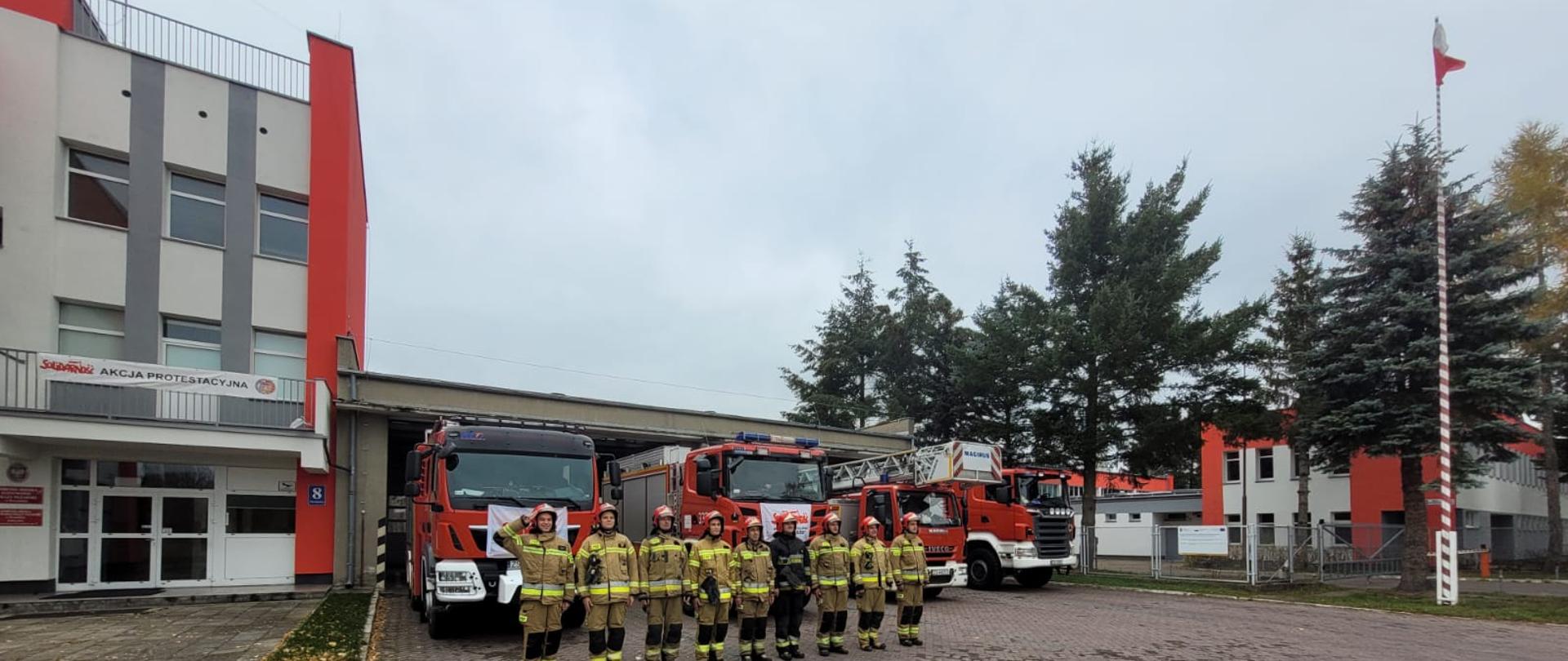 Uroczyste podniesienie Flagi Państwowej z okazji 11 listopada 2022. Strażacy z JRG-2