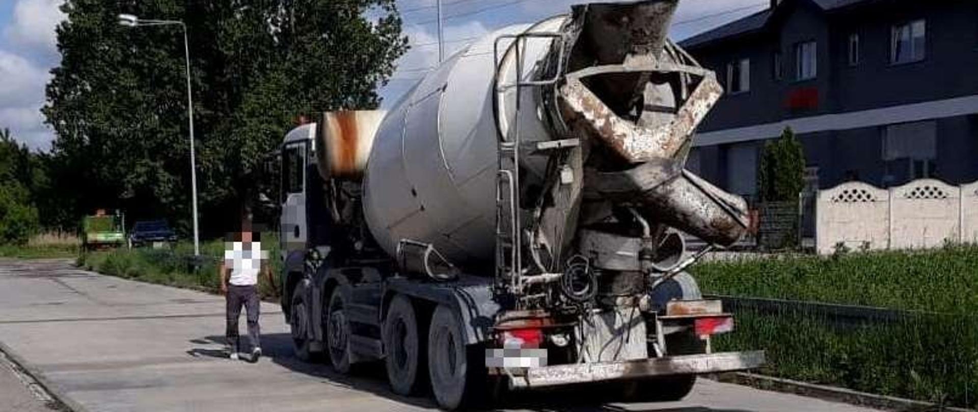 Funkcjonariusze Wojewódzkiego Inspektoratu Transportu Drogowego w Radomiu zatrzymali czteroosiową „gruszkę” z betonem należącą do jednego z lokalnych przedsiębiorców. Fot. WITD w Radomiu. 