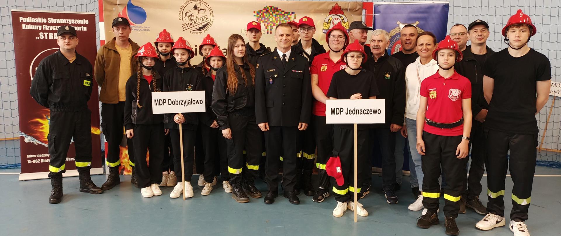 Zdjęcie grupowe reprezentantów MDP powiatu łomżyńskiego wraz funkcjonariuszem PSP.