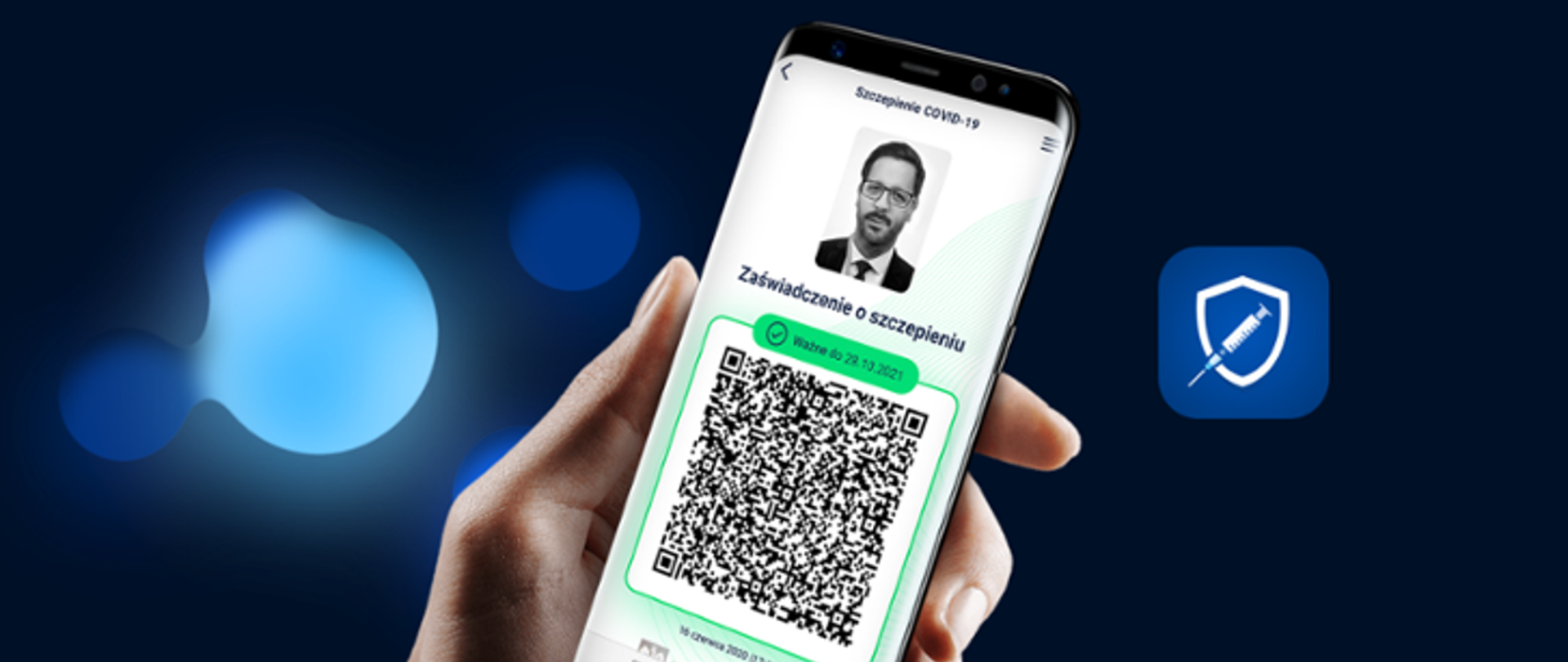 Obraz przedstawia telefon komórkowy z wyświetlonym na ekranie potwierdzeniem szczepienie w postaci kodu QR