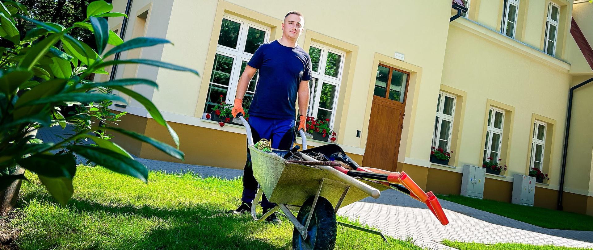 Kiedy ogród staje się pasją. Poznajcie Kacpra, który dba o zieleń naszego Centrum.