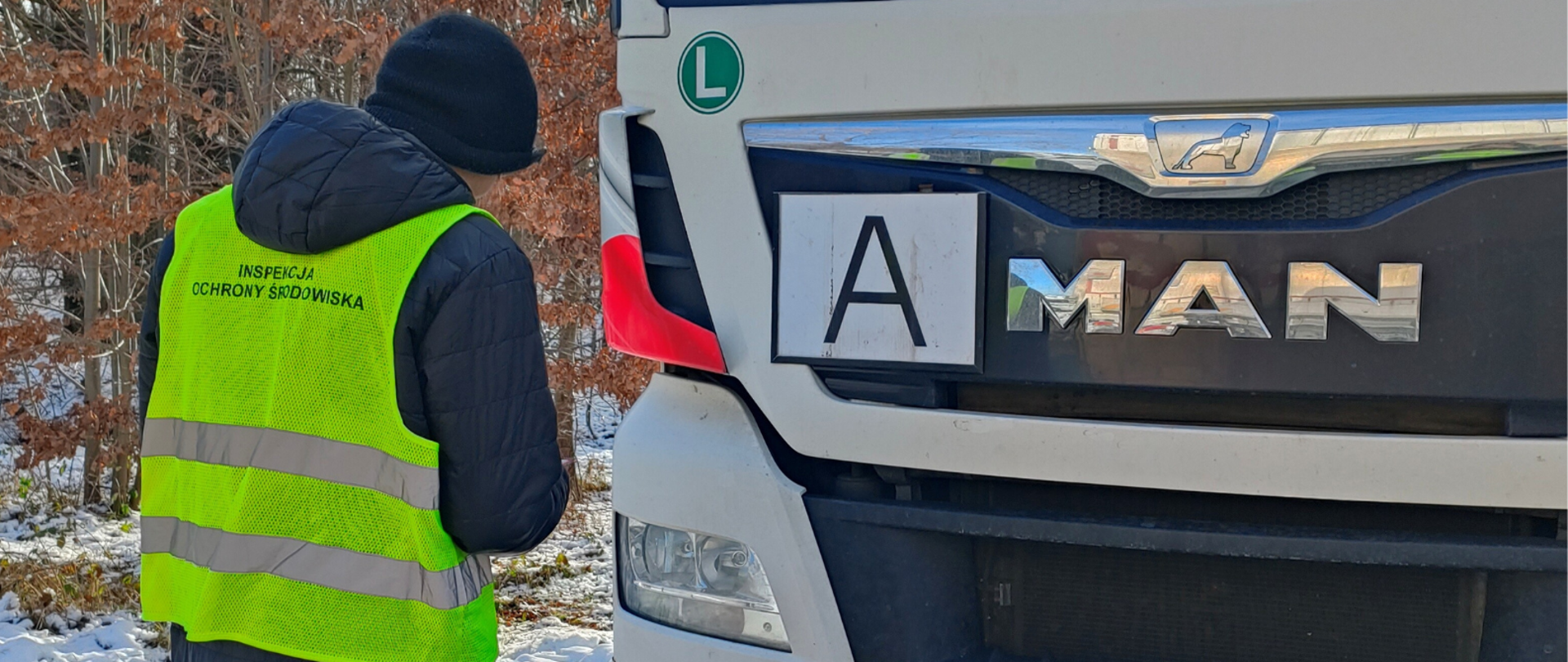 Inspektor Wojewódzkiego Inspektoratu Ochrony Środowiska w Opolu podczas działań prewencyjnych
