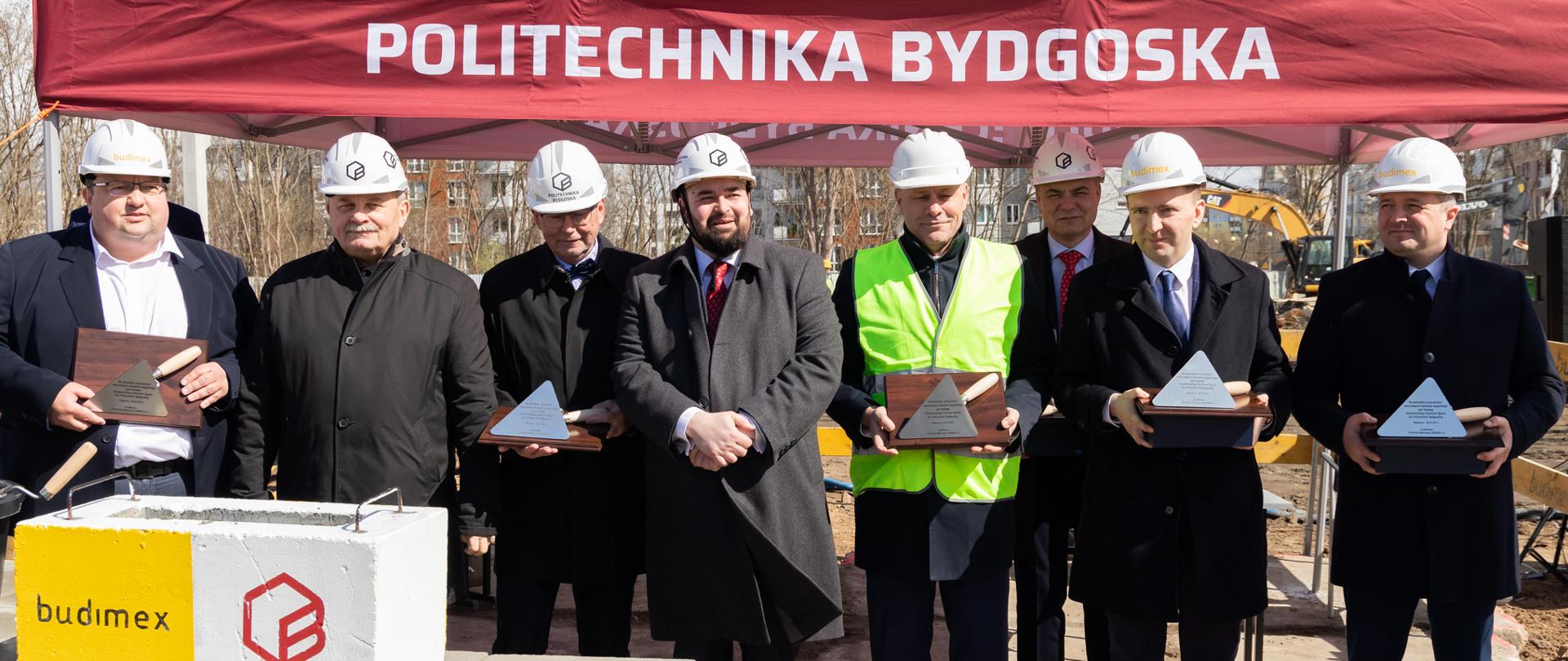 Ośmiu mężczyzn pozujących do zdjęcia