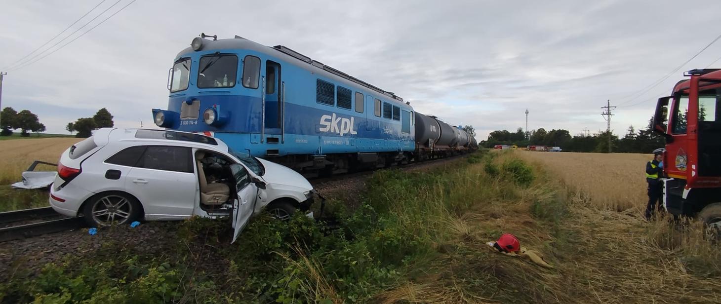 Tragiczny wypadek na przejeździe kolejowym w Kiszkowie. Samochód uderzony przez pociąg towarowy