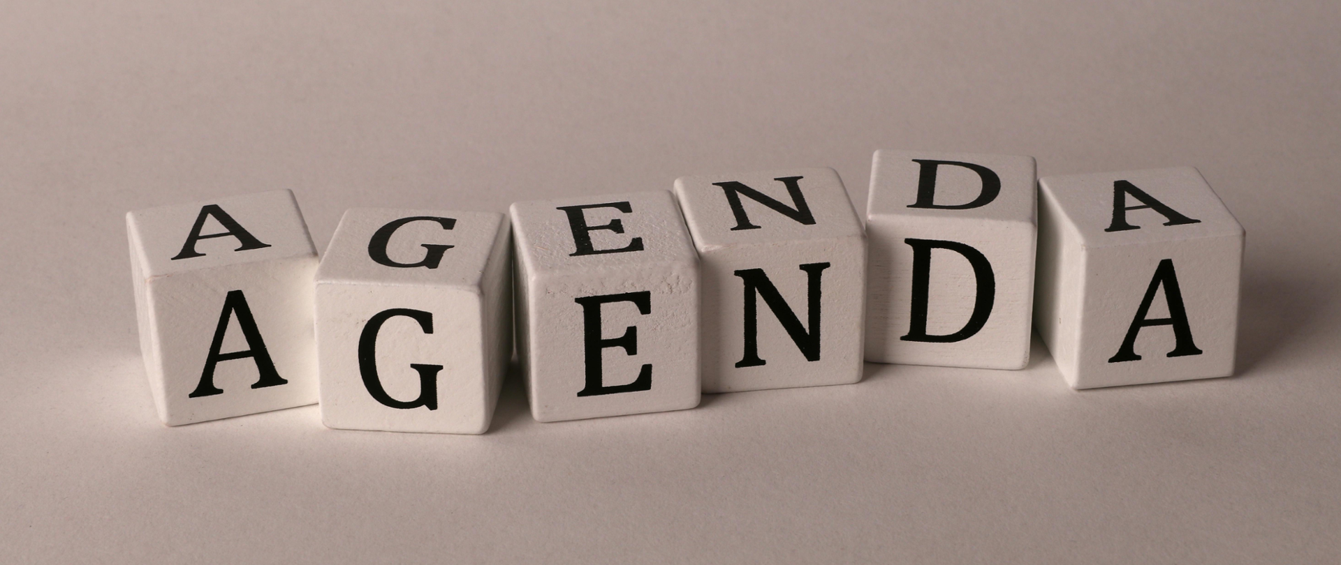 słowo agenda ułożone z białych kostek z literami na wszystkich bokach