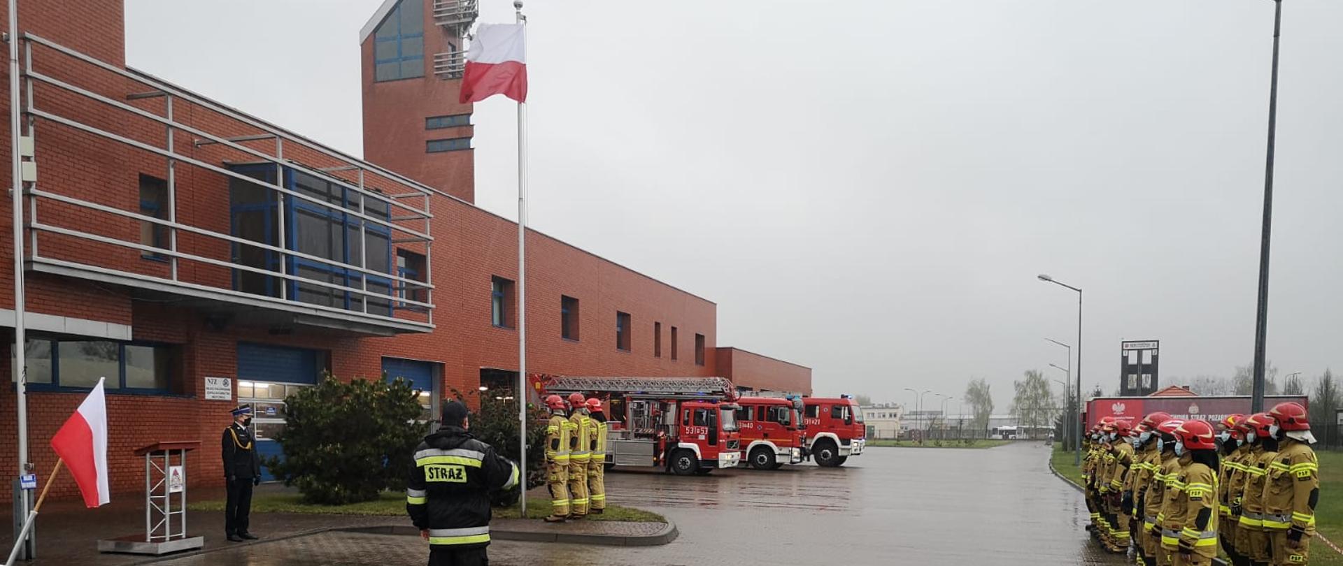 UROCZYSTY APEL Z OKAZJI DNIA FLAGI RZECZYPOSPOLITEJ POLSKIEJ