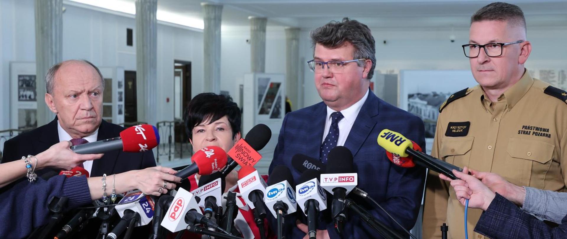 25 mln zł dotacji dla Młodzieżowych Drużyn Pożarniczych Ochotniczych Straży Pożarnych - konferencja prasowa 