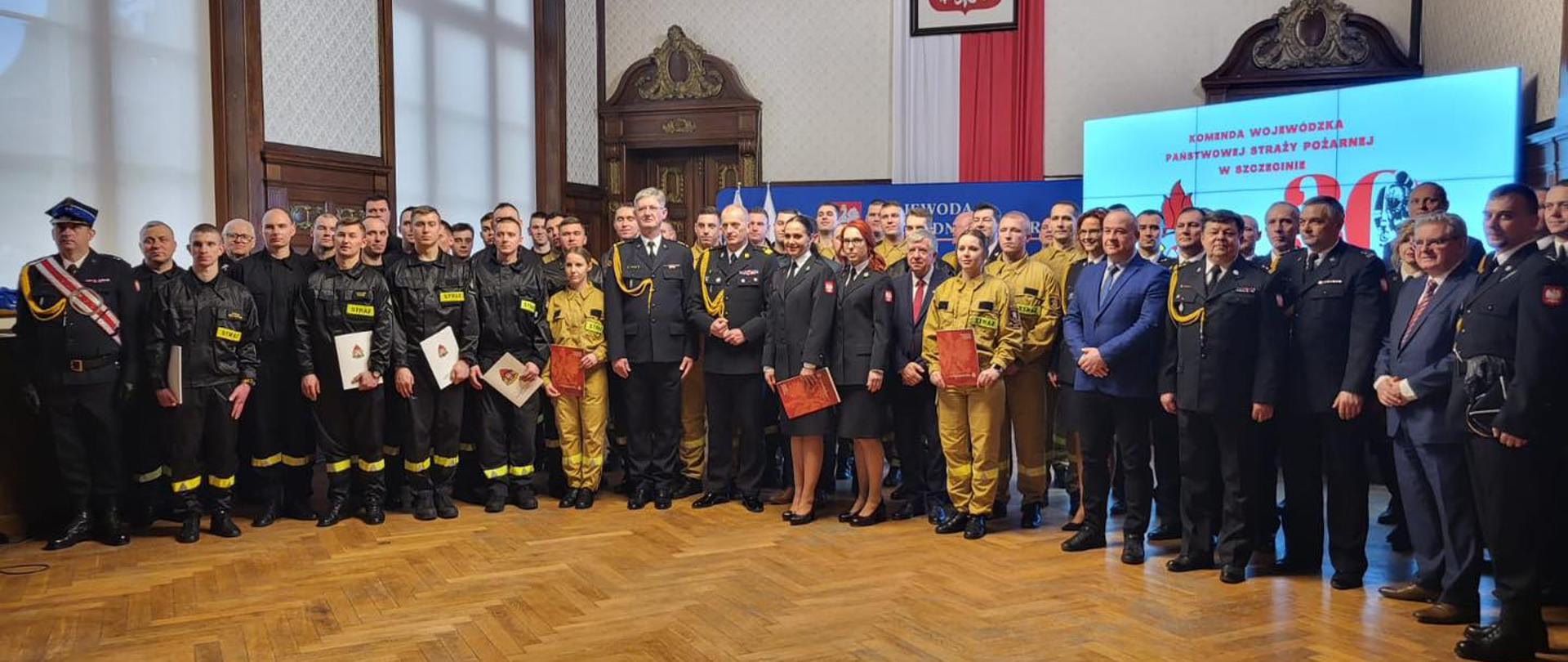 Zdjęcie przedstawia grupę osób strażaków podczas pozowania podczas uroczystości ślubowania.