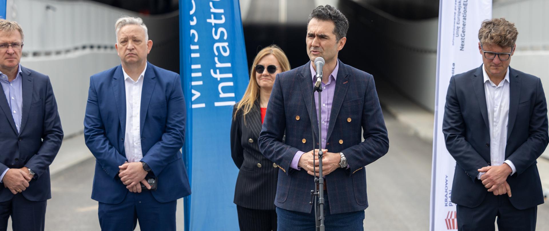 W obecności wiceministra Piotra Malepszaka, oddano do użytku tunel drogowy w ciągu ul. Przejazd/Krasińskiego w Sulejówku