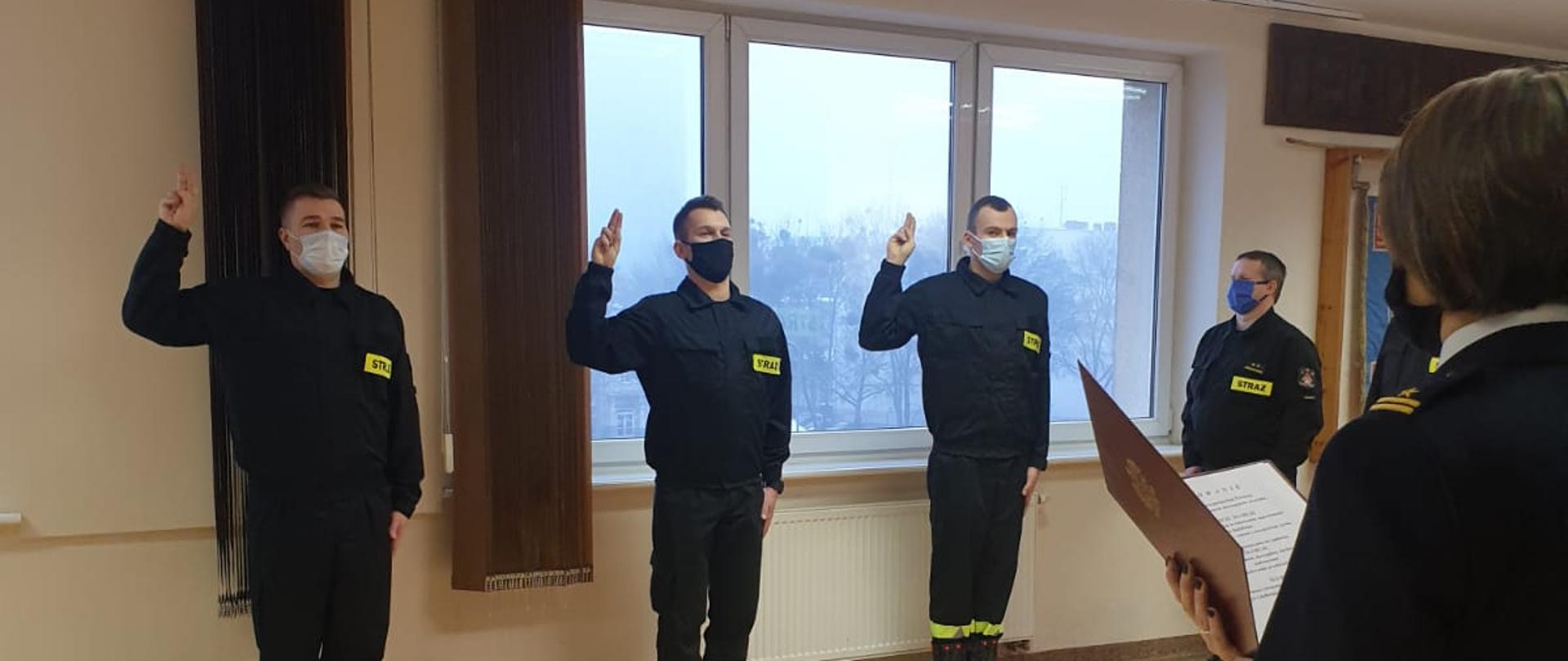 Funkcjonariusze składający ślubowanie