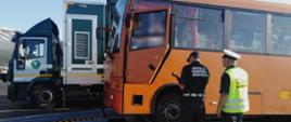 Kontrola gimbusa dowożącego dzieci do szkoły odbyła się przy użyciu mobilnej jednostki diagnostycznej