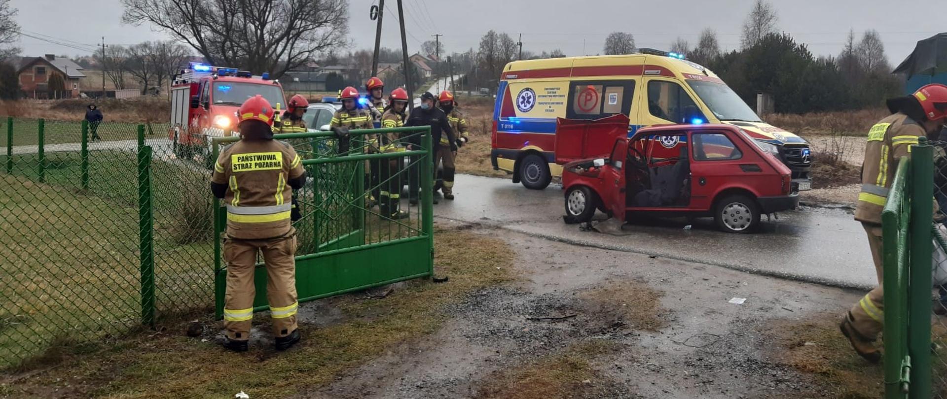 Wypadek - samochód osobowy wjechał w ogrodzenie