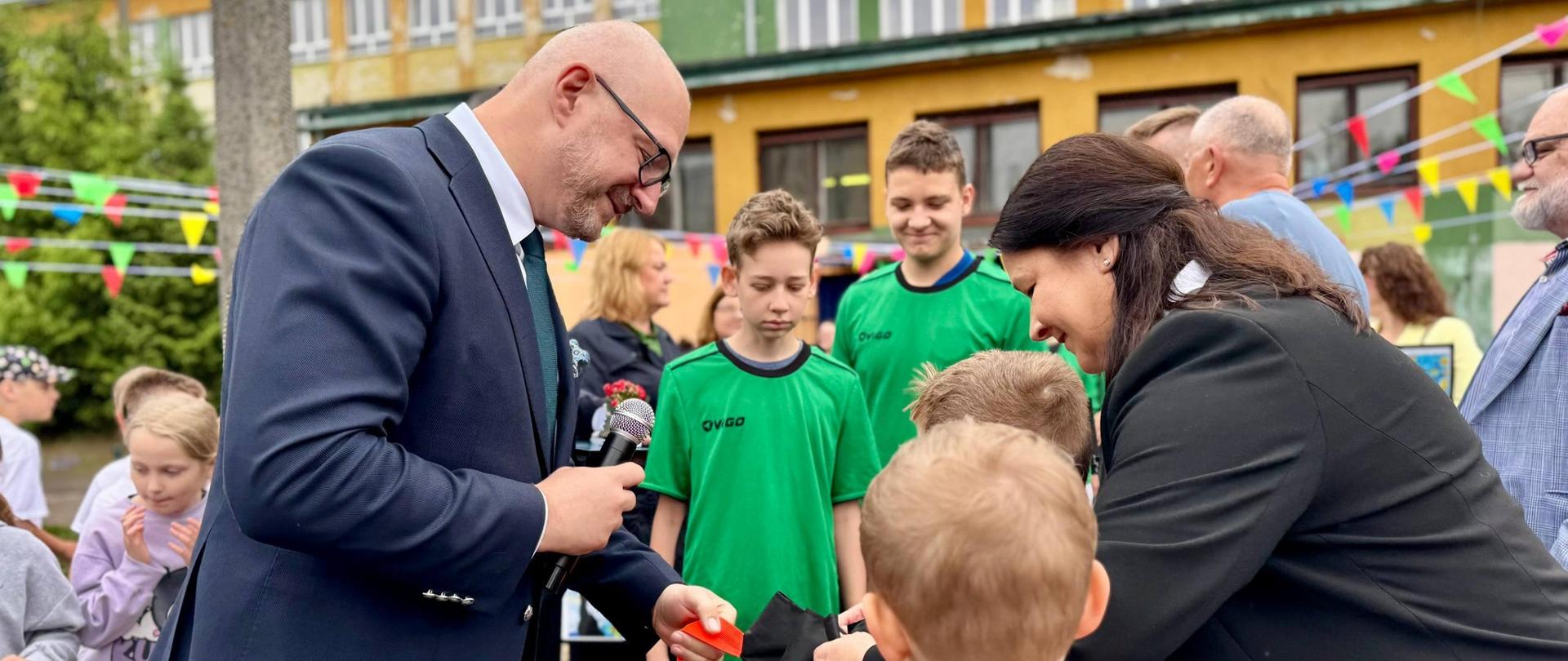 Wojewoda Król na otwarciu boiska przy Szkole Podstawowej nr 13 w Olsztynie