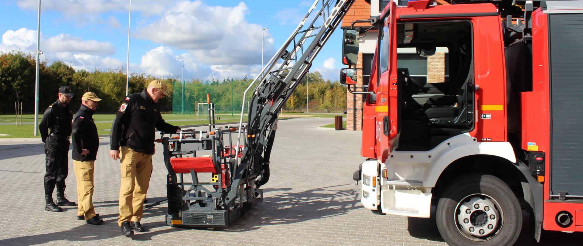 Na zdjęciu od lewej strony starszy brygadier Piotr Tkaczyński Komendant Powiatowy Państwowej Straży Pożarnej w Świeciu, starszy brygadier Zbigniew Łyszkowicz Zastępca Łódzkiego Komendanta Wojewódzkiego Państwowej Straży Pożarnej w Łodzi oraz pierwszy z prawej starszy brygadier Sławomir Herbowski Zastępca Kujawsko-Pomorskiego Komendanta Wojewódzkiego Państwowej Straży Pożarnej w Toruniu podczas wizytacji w Komendzie Powiatowej Państwowej Straży Pożarnej w Świeciu.