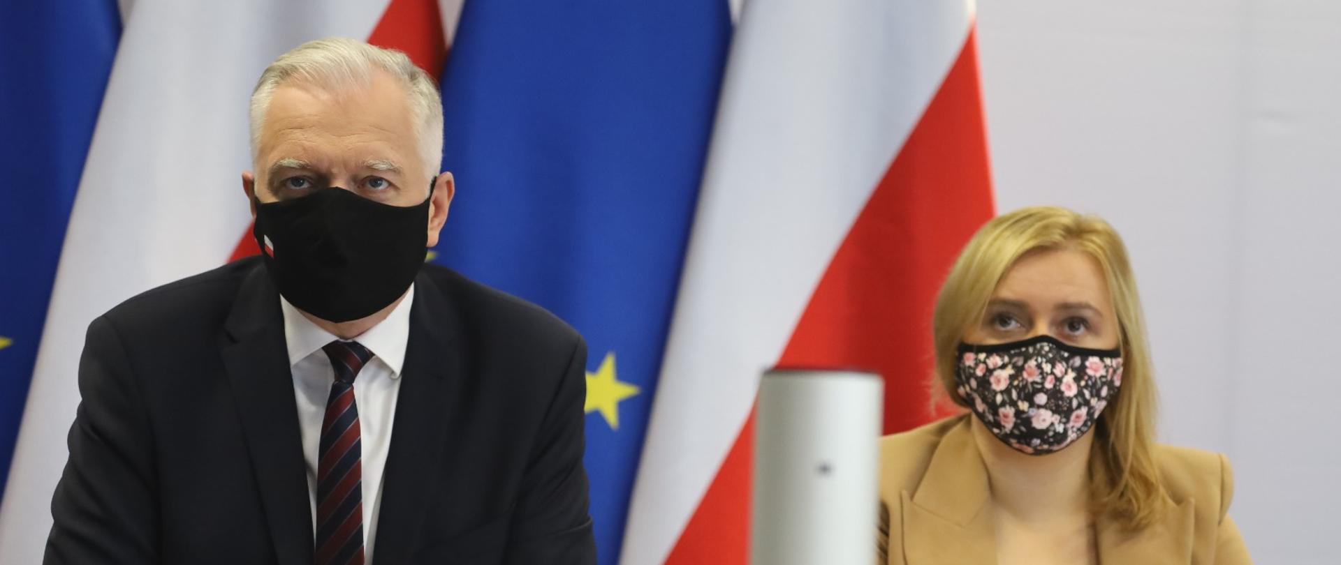 Wicepremier Jarosław Gowin i wiceminister Olga Semeniuk podczas konsultacji z przedstawicielami branży meblowej.