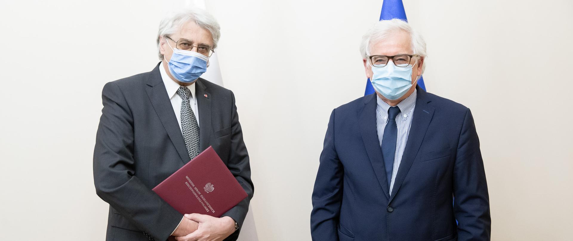 2020.08.03 Warszawa . Minister Jacek Czaputowicz . Spotkanie Jacek Purchla , wreczenie podziekowan UNESCO .
Fot. Lucja Sucharska / MSZ