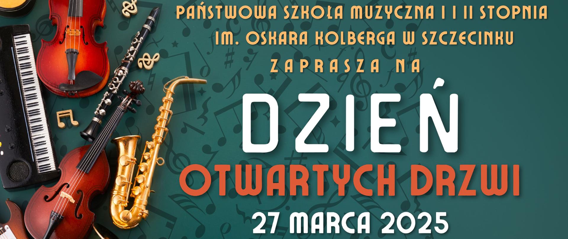 Zielony plakat z wielkim biało-pomarańczowym napisem "DZIEŃ OTWARYCH DRZWI 27 marca 2025" Poniżej informacje dot. przebiegu wydarzenia: "17:00 Koncert w sali "Na Strychu", 17:45 konsultacje z nauczycielami i możliwość zwiedzania klas". Z lewej strony grafika instrumentów - wiolonczeli, klarnetu, pianina cyfrowego i saksofonu, gitary elektrycznej, waltorni oraz akordeonu. Instrumenty ozdobione żółtymi nutami i kluczami wiolinowymi. W tle na zielonym tle można dostrzec nuty w podobnym zielonym odcieniu.