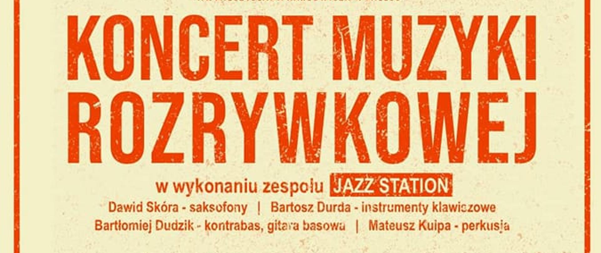 plakat utrzymany w odcieniach koloru pomarańczowego, na kremowym tle przedstawia patrząc od góry: logo szkoły, napis Koncert muzyki rozrywkowej, w wykonaniu zespołu Jazz Station, następnie nazwiska wykonawców, datę wydarzenia, czyli 4 listopada 2022, godz. 18:00, a na samym dole zdjęcie kwartetu jazzowego siedzącego na kanapie