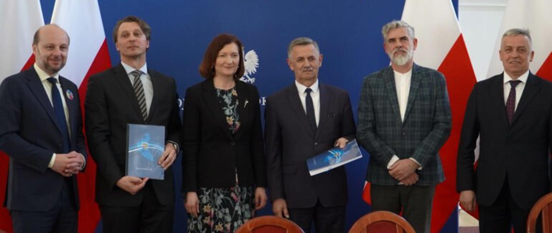 Wojewoda podkarpacki Ewa Leniart, starosta Rzeszowski Józef Jodłowski oraz inni uczestnicy uroczystości podpisania umowy na I etap rozbudowy łącznika autostrady A4 na odcinku od granic miasta Rzeszowa do węzła „Rzeszów – Północ” pozują do wspólnego zdjęcia